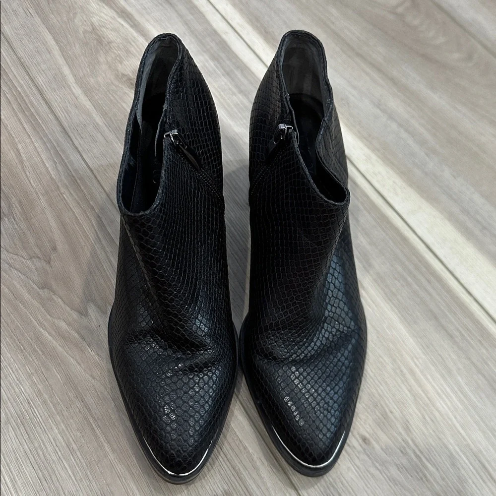 Franco Sarto pebbled leather Brooks ankle heeled boots size 7